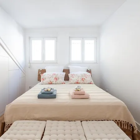 Alfama Charming Apartment With Amazing River View And Terrace Lisbon Exterior photo