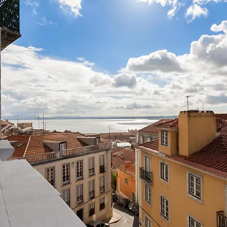 Alfama Charming Apartment With Amazing River View And Terrace Lisbon Exterior photo