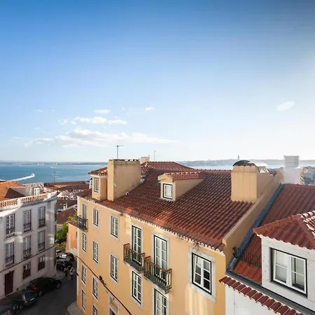 Alfama Charming Apartment With Amazing River View And Terrace Lisbon Exterior photo