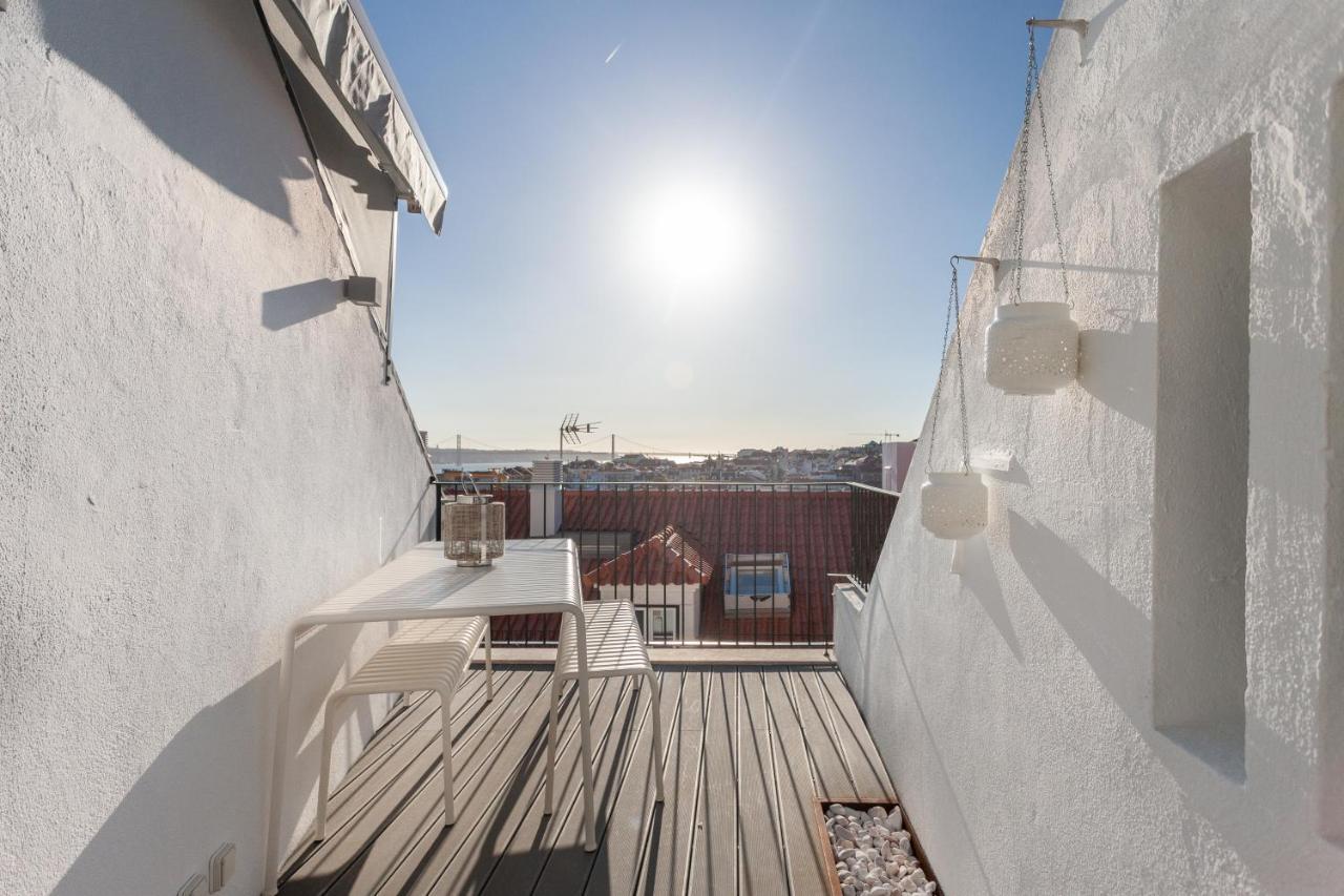 Alfama Charming With Amazing River View And Terrace Apartment